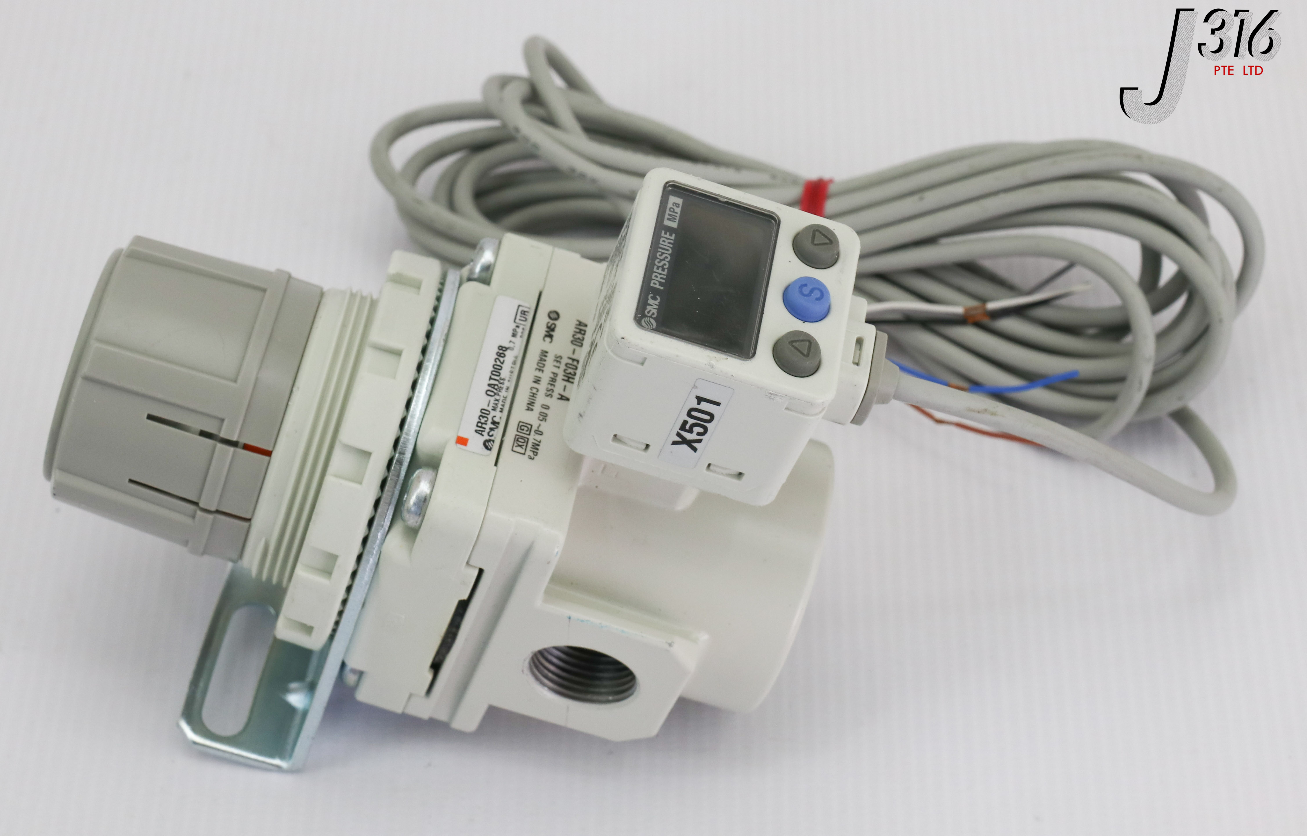 a 18457 SMC PRESSURE REGULATOR SPL W/ ISE40A-01-V & AR30-OAT00268